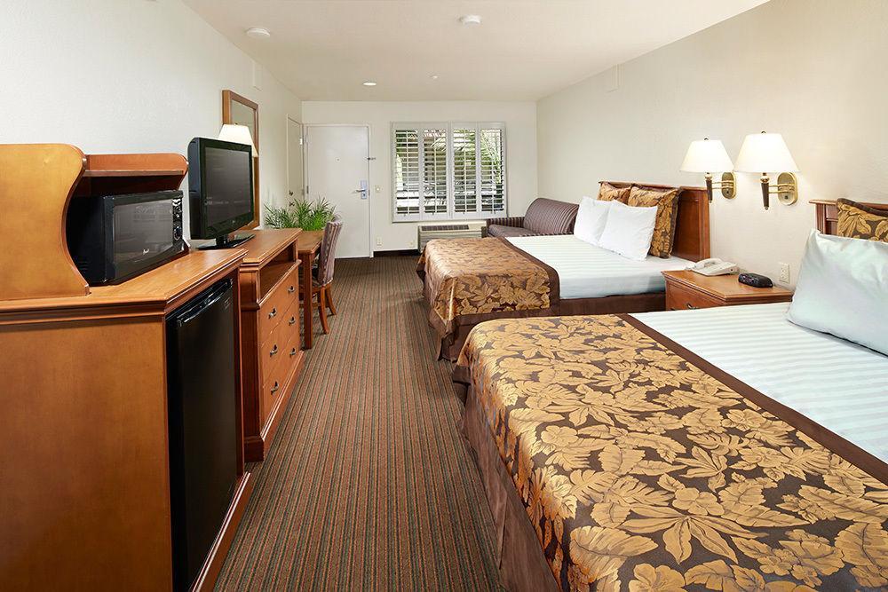 Anaheim Desert Inn & Suites Exterior photo